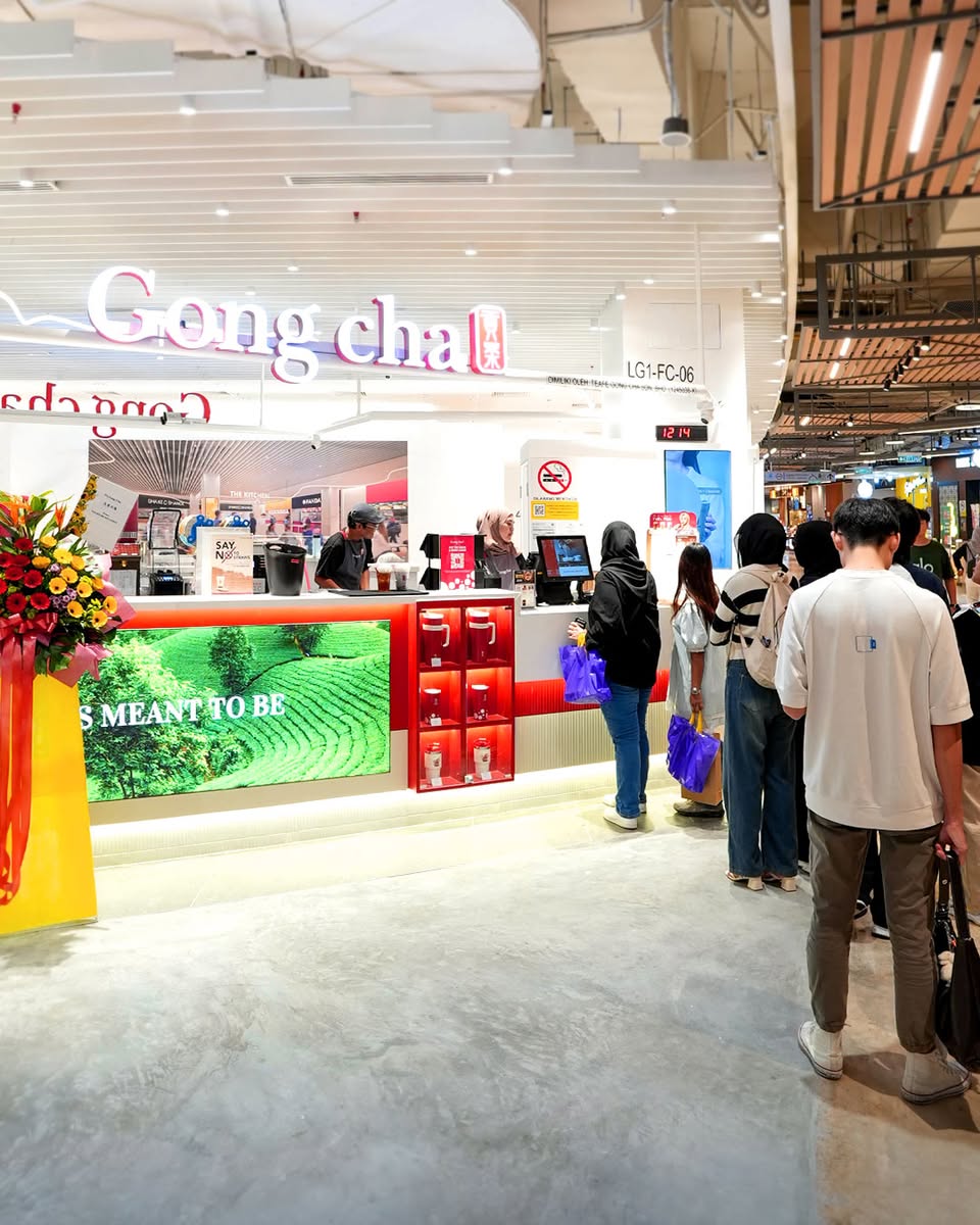 Close-up of Gong Cha Biscoff Milk Tea