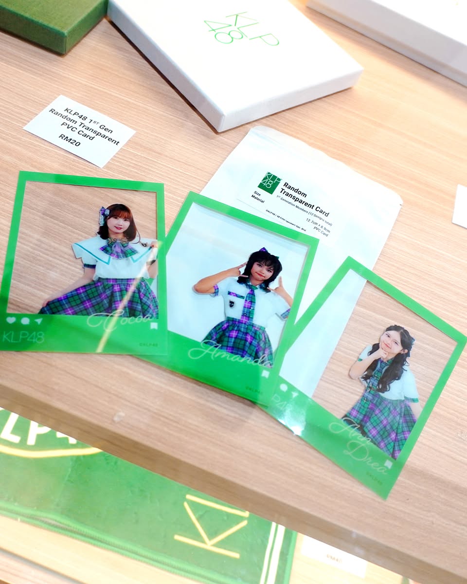 Fans celebrating at the KLP48 Theatre grand opening.