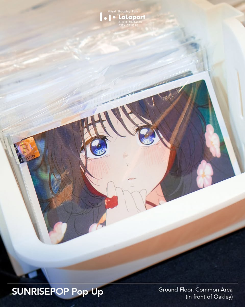 Fans exploring the 'Fragrant Flower Blooms with Dignity' pop-up shop