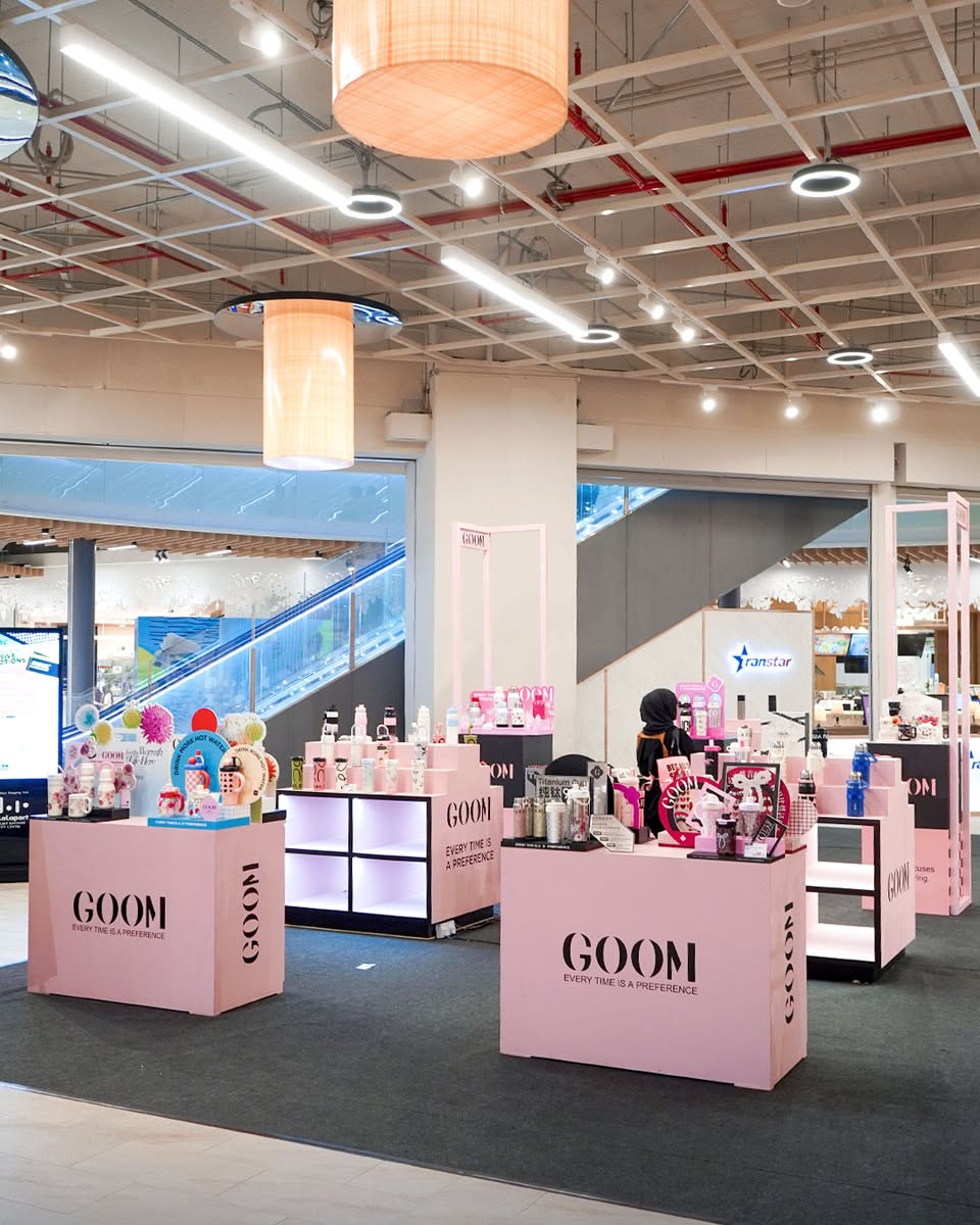 GOOM Pop-up event display showcasing streetwear fashion
