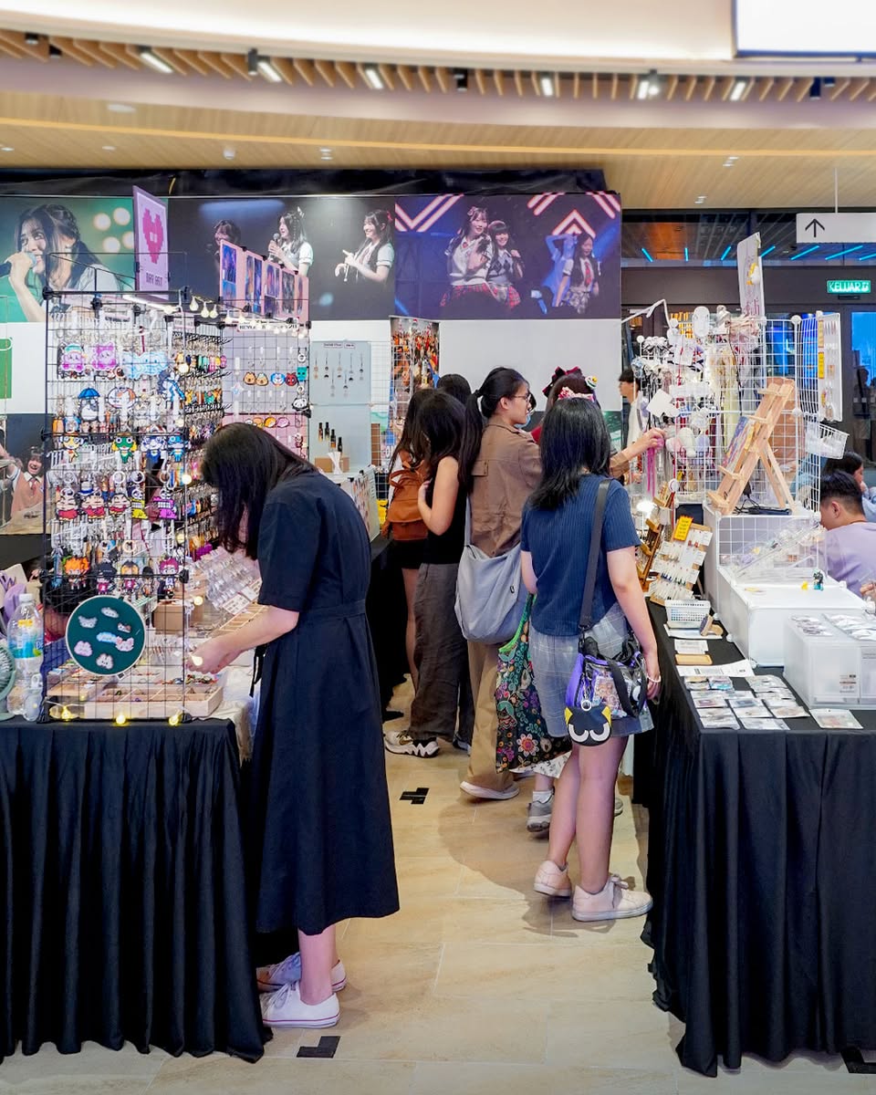 Creators displaying their doujin works and custom items
