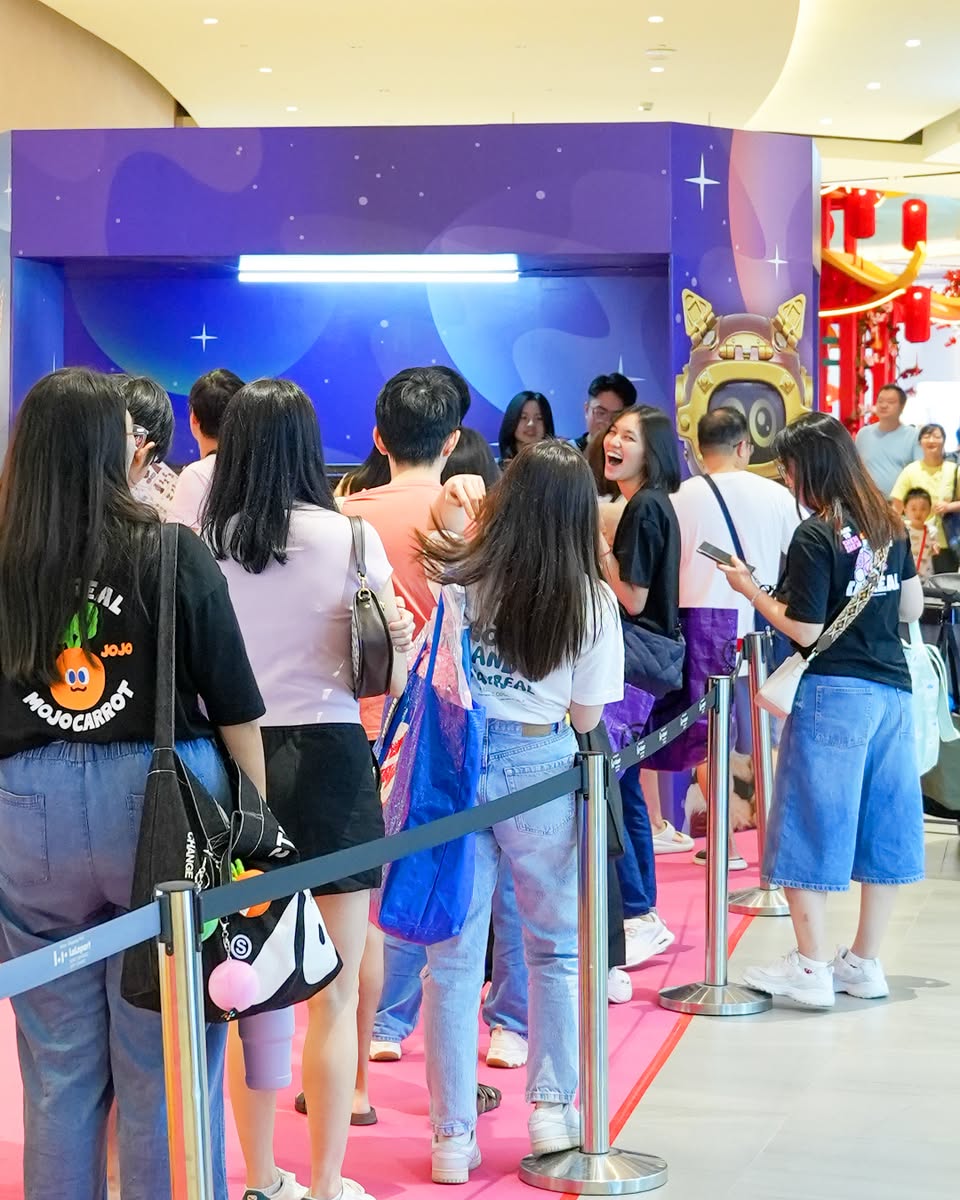 Fans browsing through official Mayday 5525 Live Tour merchandise