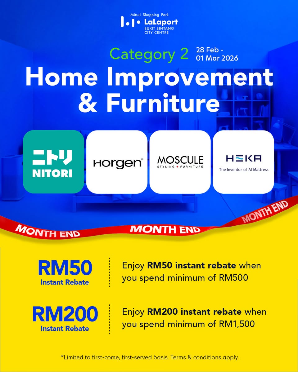 Shoppers browsing through the latest gadgets during the payday sale