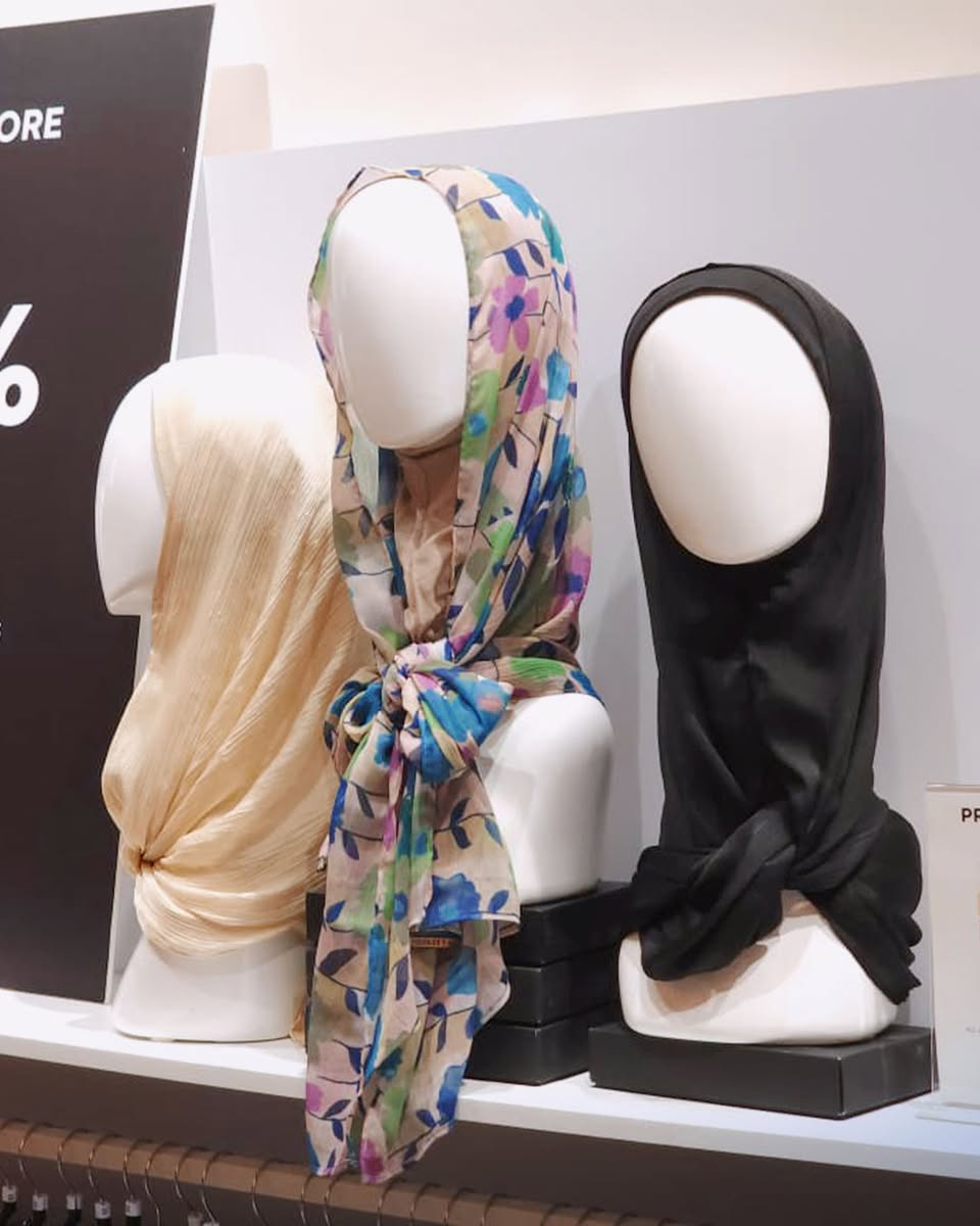 BOKITTA outlet store interior and display