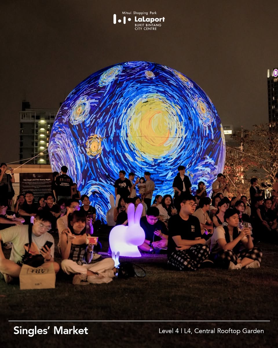 A vibrant crowd gathered at the Central Rooftop Garden for the event.
