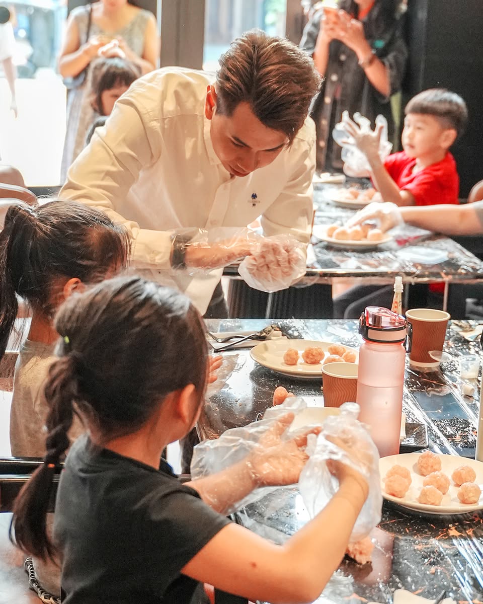 Freshly prepared chicken meatballs