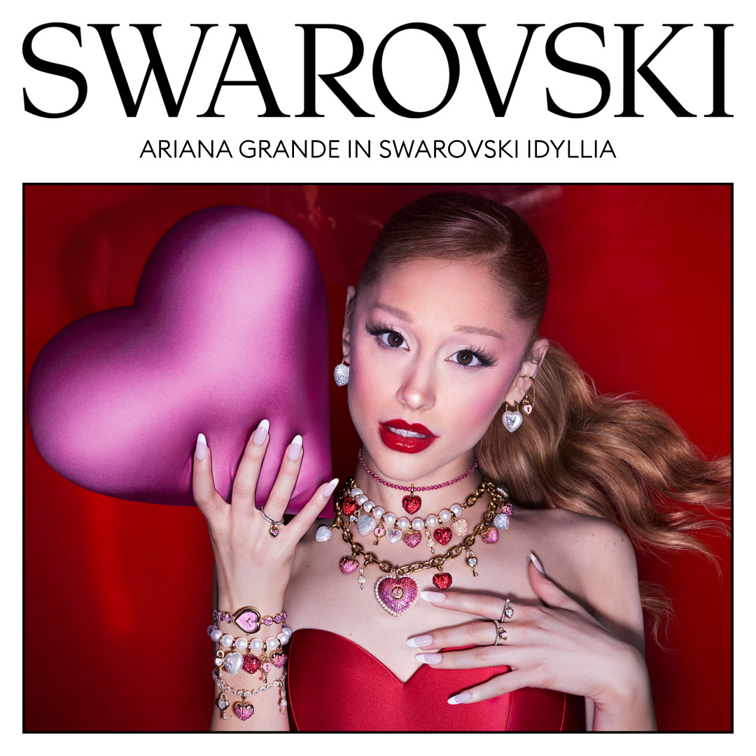 Elegant Swarovski jewelry and a romantic velvet gift box