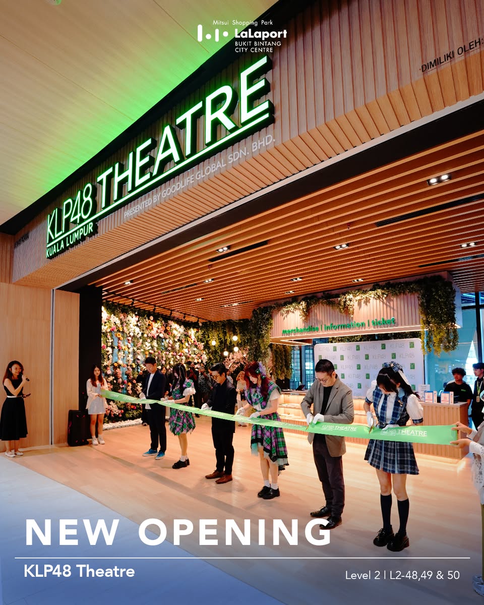 A KLP48 member interacting with fans at the opening.