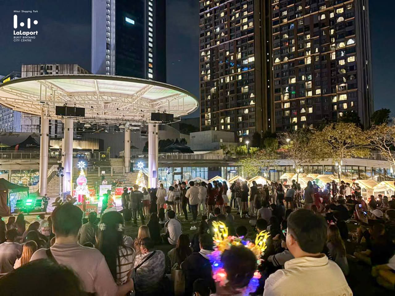 People enjoying coffee and snacks at one of the vendor stalls at Jingle Jam.