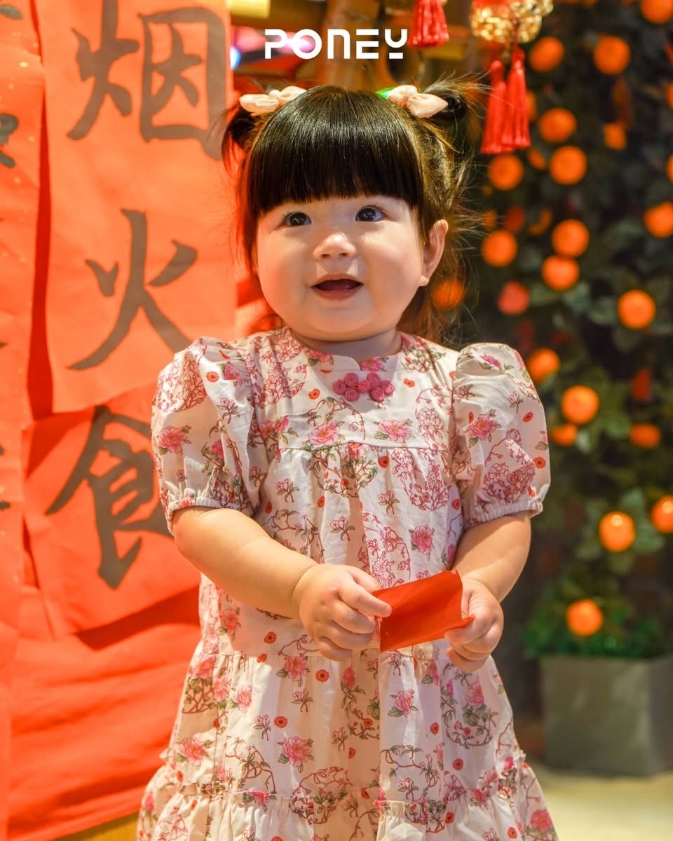 PONEY seasonal collection display