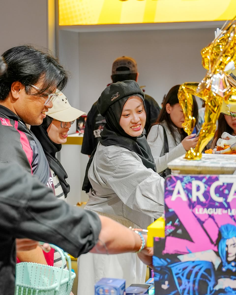 Shoppers browsing the new Vibemax collection