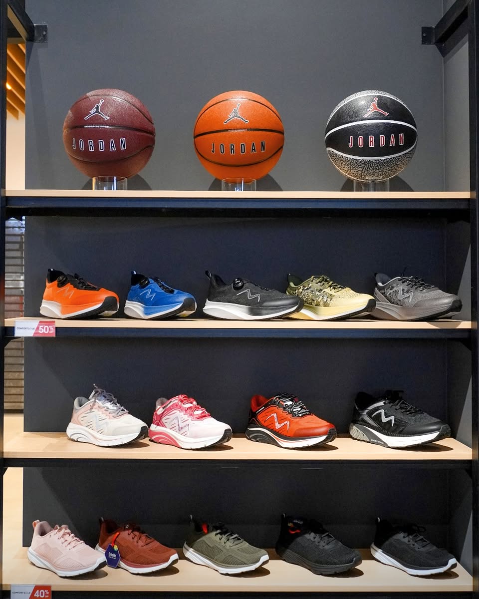 Overview of the welcoming atmosphere inside Comfort Sole store