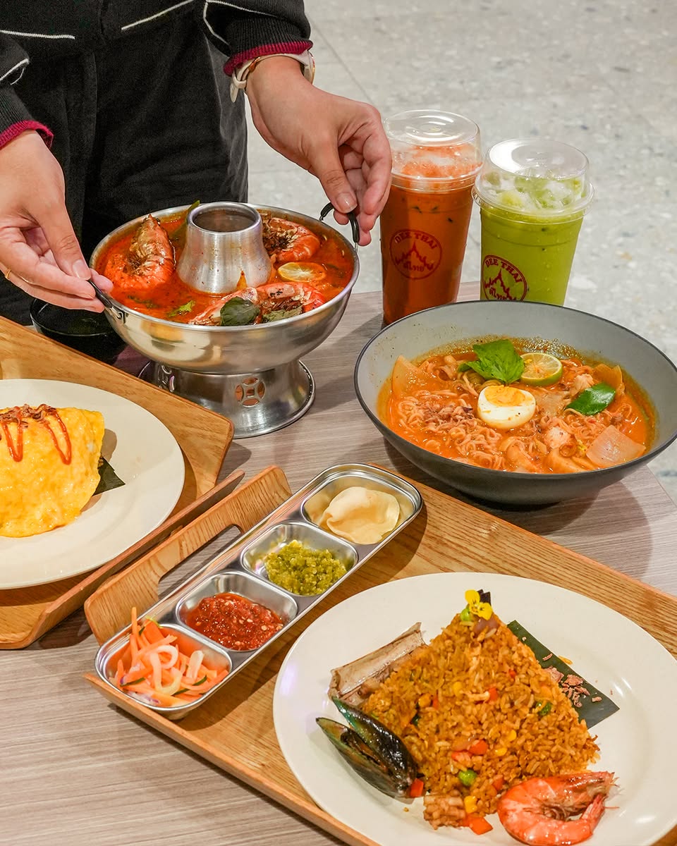 The welcoming atmosphere of the Dee Thai dining area