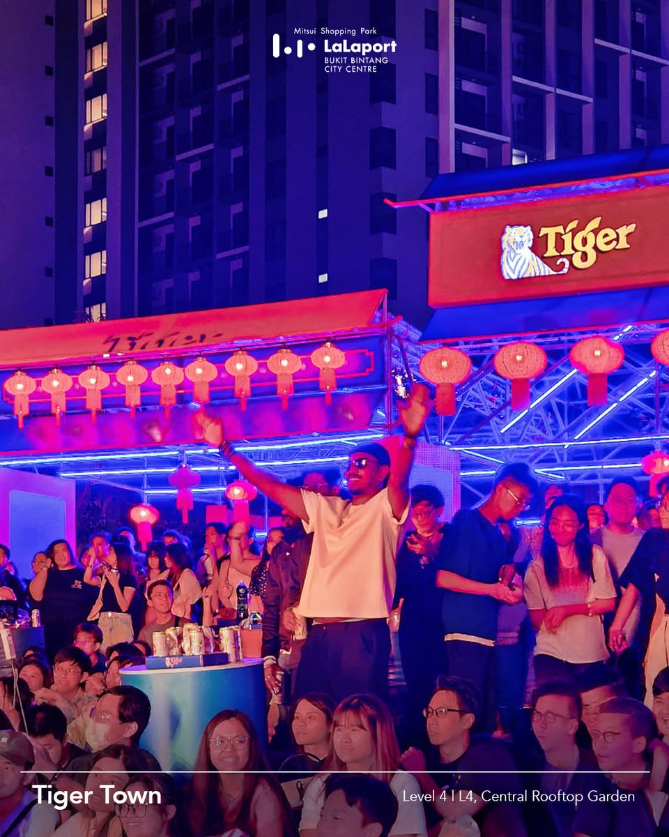 Stalls and decorations at the festive night market