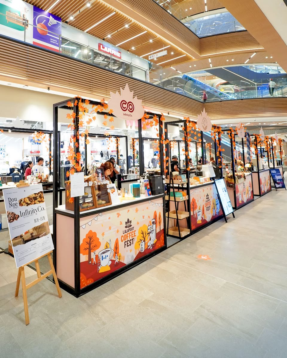 Illustration of various coffee-related workshops like latte art and wagashi making