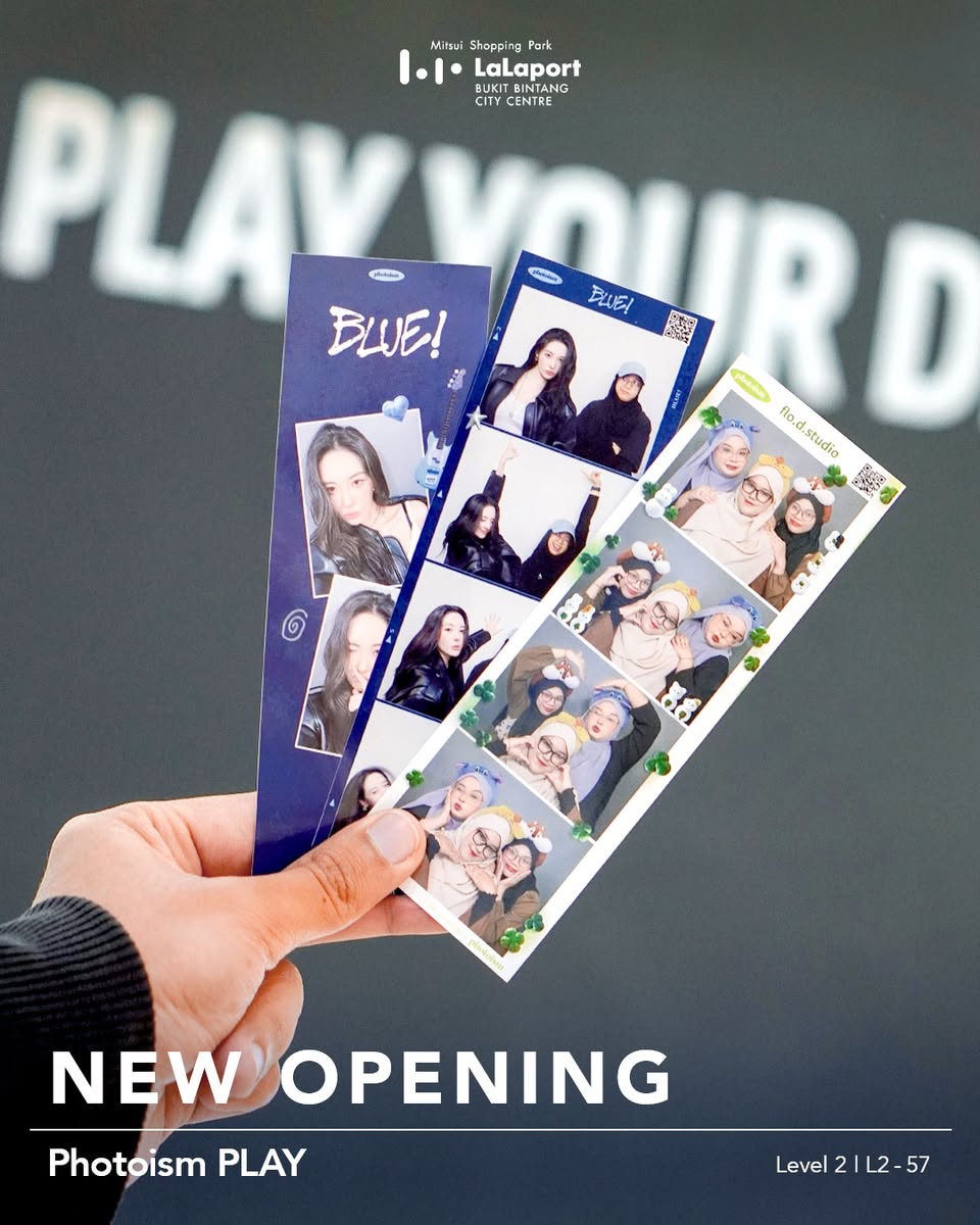 People posing in a Photoism PLAY booth