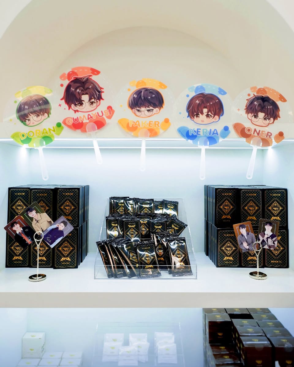 Energetic atmosphere with cosplayers and event-goers enjoying the market